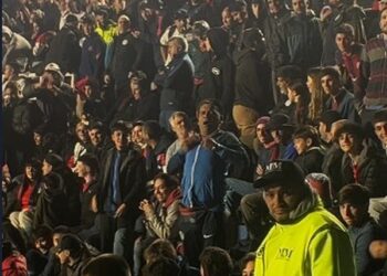 Torcedor do San Lorenzo é flagrado cometendo ato racista contra santistas em jogo da Sul-Americana