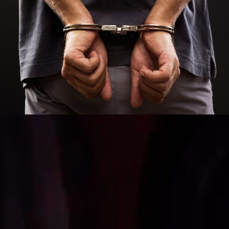 Homem é preso após não pagar bebidas que consumiu em posto de gasolina e xingar policiais