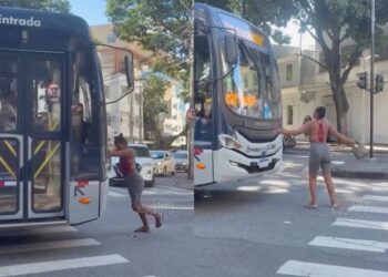 Após não conseguir embarcar em ônibus, mulher para bem na frente dele e impede veículo de circular