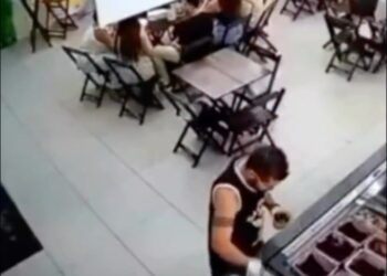 Torcedores do Flamengo invadem sorveteria e agridem homem com camisa da Gaviões da Fiel