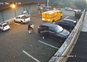 Carro-forte atropela duas mulheres em estacionamento do Chile