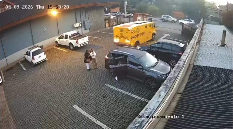 Carro-forte atropela duas mulheres em estacionamento do Chile