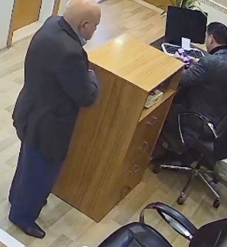 Idoso invade prefeitura na Turquia e ataca funcionário na cabeça com um cutelo