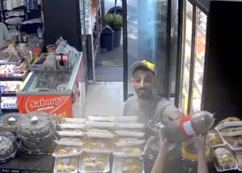 Garrafa de coca-cola explode na mão de cliente dentro de padaria, em SC