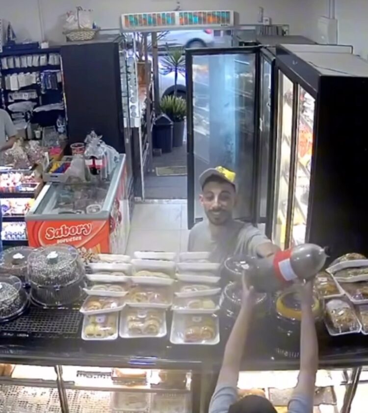 Garrafa de coca-cola explode na mão de cliente dentro de padaria, em SC