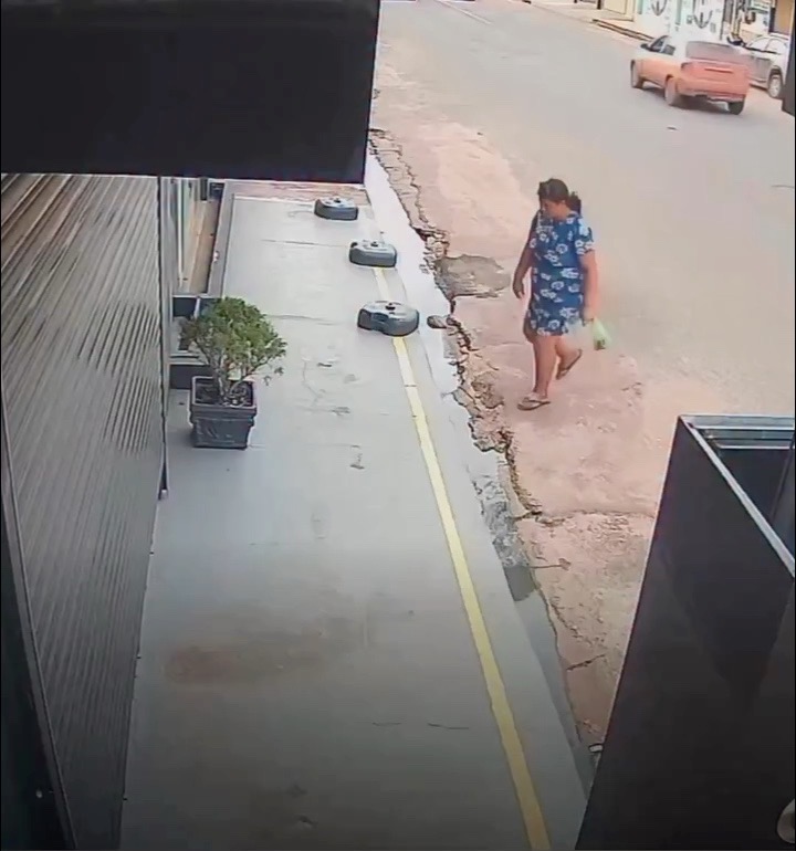 Mulher é flagrada furtando planta de estabelecimento comercial em Itaituba. Suspeita jogou fora a planta em outra esquina