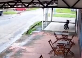 Câmeras registram grave acidente entre caminhonete e moto em Soure, no Marajó