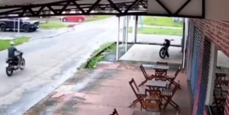 Câmeras registram grave acidente entre caminhonete e moto em Soure, no Marajó