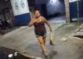 Passageira é acusada de arremessar capacete de motociclista de aplicativo em poça de água