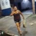 Passageira é acusada de arremessar capacete de motociclista de aplicativo em poça de água