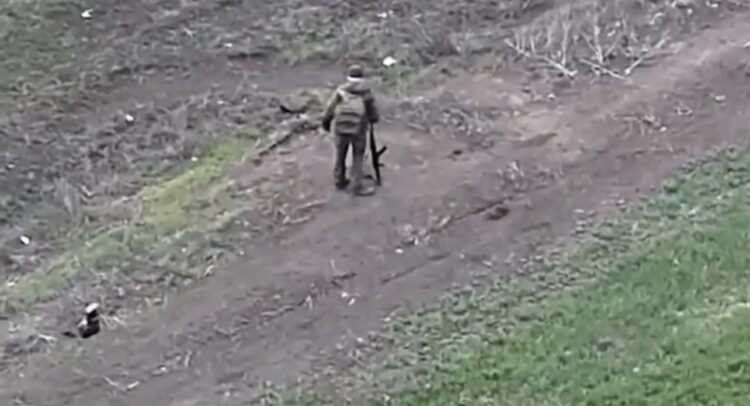 Brasileiro morre na guerra da Ucrânia após ataque com drone, dizem relatos iniciais