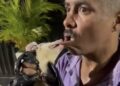 Homem é mordido por saruê após tentar colocar animal na boca em “brincadeira”