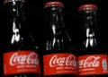 Coca-Cola vai reduzir tamanho de garrafas e latas no Brasil para enfrentar inflação