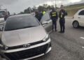 Motorista tem carro guinchado em blitz após perder placa em alagamento