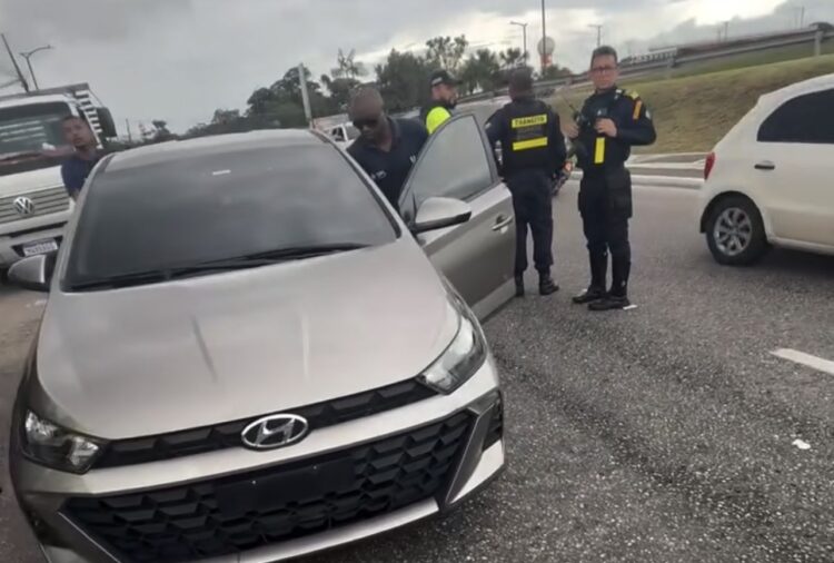 Motorista tem carro guinchado em blitz após perder placa em alagamento