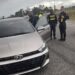 Motorista tem carro guinchado em blitz após perder placa em alagamento