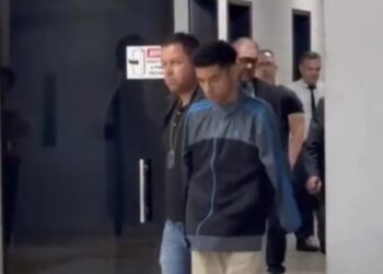 Suspeito de divulgar vídeos do crime chega a SP sob gritos de revolta