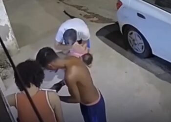 PM de folga age rápido e salva a vida de bebê que estava engasgada
