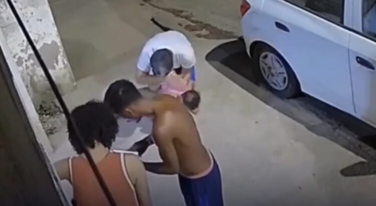 PM de folga age rápido e salva a vida de bebê que estava engasgada