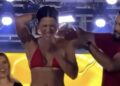 Vencedora de concurso de beleza ganha banho de mel das mãos do prefeito no palco