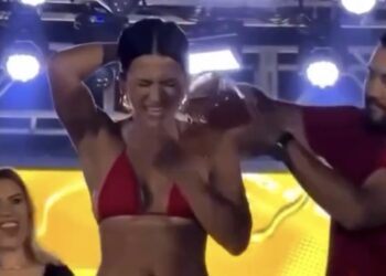 Vencedora de concurso de beleza ganha banho de mel das mãos do prefeito no palco