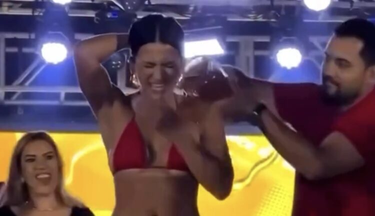Vencedora de concurso de beleza ganha banho de mel das mãos do prefeito no palco