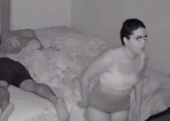 Homem acorda no meio da noite com canto ‘assustador’ da esposa durante sonambulismo