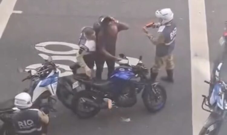 Abordagem da Guarda Municipal gera polêmica após agente derrubar celular de motociclista no Rio