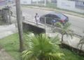 Câmera flagra homem agarrando adolescente no meio da rua no Tenoné