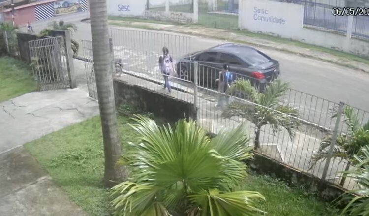 Câmera flagra homem agarrando adolescente no meio da rua no Tenoné