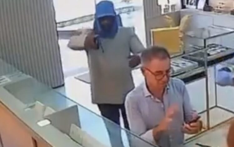 Reação dentro de joalheria assusta criminosos e frustra assalto em Redenção