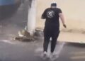 Homem corre na chuva para divertir amigos e o inevitável acontece