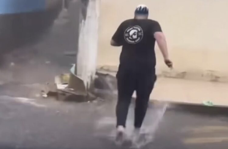 Homem corre na chuva para divertir amigos e o inevitável acontece