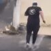 Homem corre na chuva para divertir amigos e o inevitável acontece