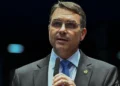 Flávio Bolsonaro diz que “canetada” de Moraes sobre dosimetria “parece jogo combinado”