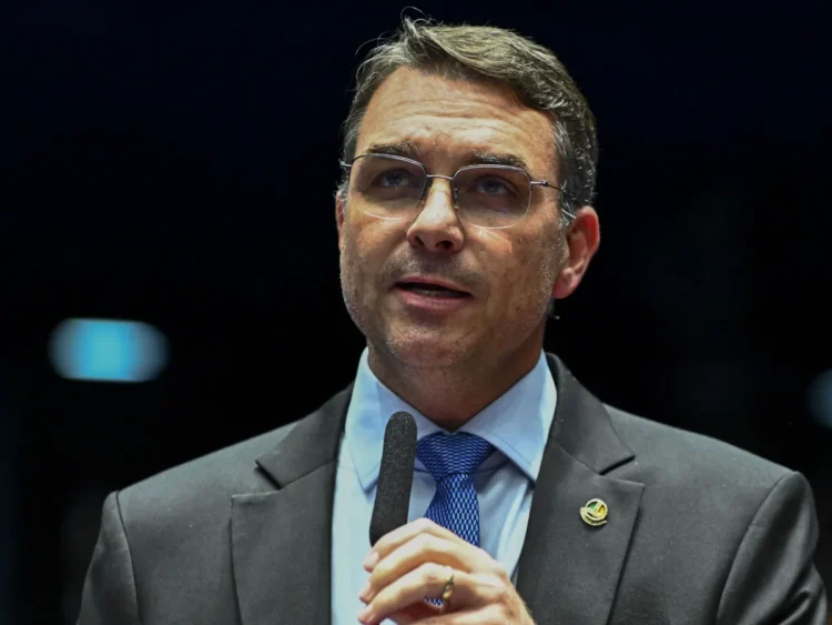 Flávio Bolsonaro diz que “canetada” de Moraes sobre dosimetria “parece jogo combinado”
