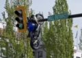 Acidente gravíssimo faz moto “decolar” e ficar presa em sinal de trânsito