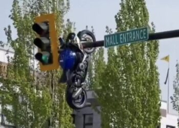Acidente gravíssimo faz moto “decolar” e ficar presa em sinal de trânsito