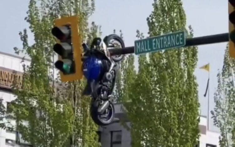 Acidente gravíssimo faz moto “decolar” e ficar presa em sinal de trânsito