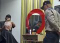 Veja o momento em que coronel prende barbeiro suspeito de abusar clientes