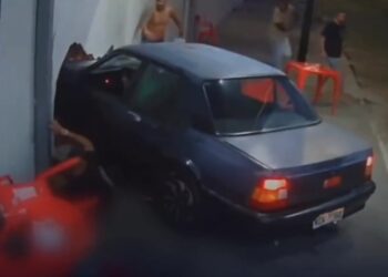 Homem é criticado por destruir decoração após chá revelação