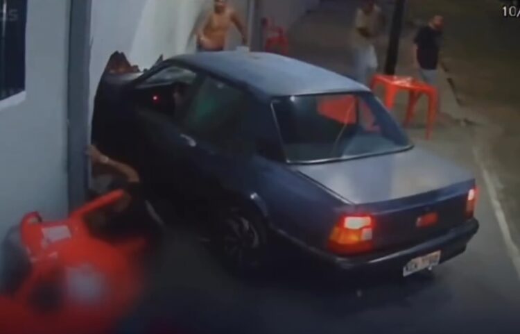 Homem é criticado por destruir decoração após chá revelação