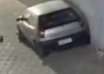 Carro liga sozinho ao lado de cemitério e vídeo apavora moradores