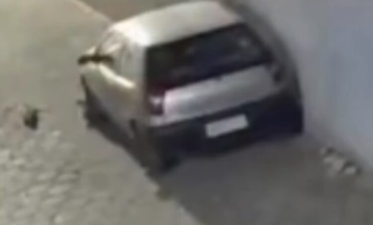 Carro liga sozinho ao lado de cemitério e vídeo apavora moradores