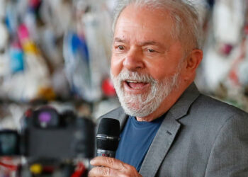 Lula diz que OMS deveria levar Bolsonaro à Justiça por “crime contra a humanidade”