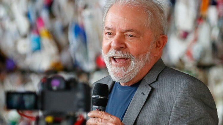 Lula diz que OMS deveria levar Bolsonaro à Justiça por “crime contra a humanidade”