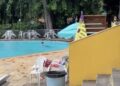 Mãe é alertada sobre profundidade de piscina, ignora aviso e pede socorro