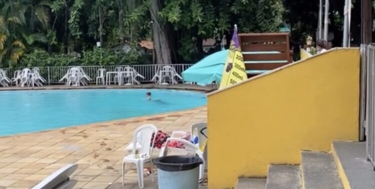 Mãe é alertada sobre profundidade de piscina, ignora aviso e pede socorro