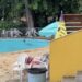 Mãe é alertada sobre profundidade de piscina, ignora aviso e pede socorro