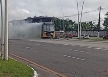 Ônibus da linha Outeiro é consumido por incêndio na Augusto Montenegro e provoca correria